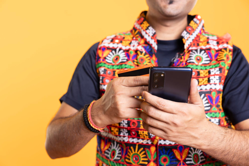 what is traditional and digital advertising